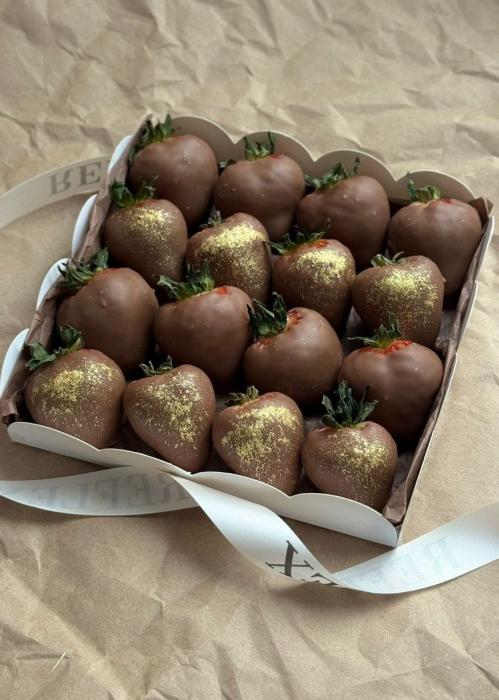 Клубника в шоколаде 16 шт «Ягодное золото»