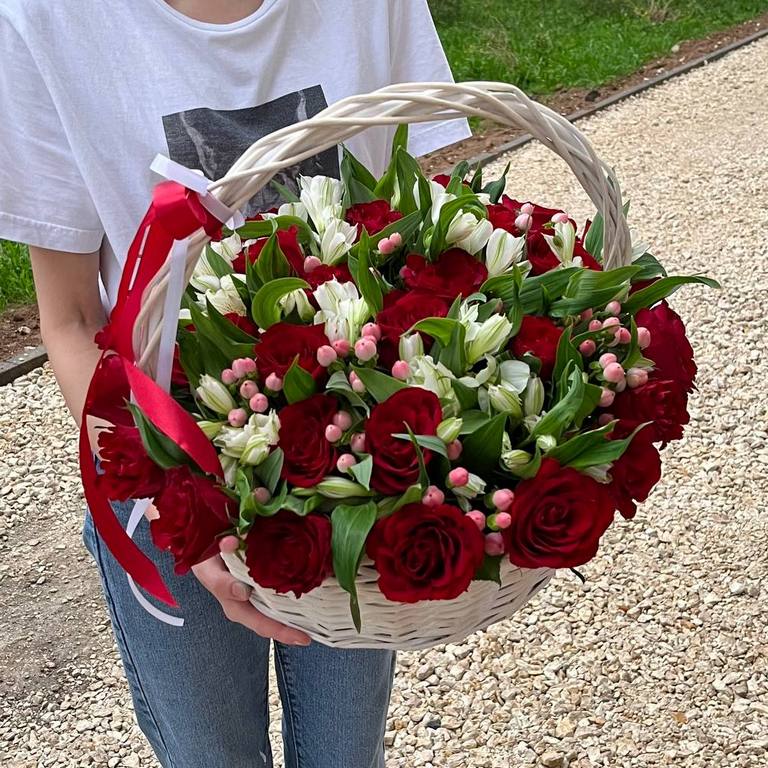 Корзина альстро и роз «Тот час»